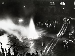 Nach der Machtübernahme lassen die Nationalsozialisten in Universitätsstädten, wie hier vor der Universität Berlin, die Bücher verfemter Autoren verbrennen. Der 10. Mai 1933 ging als Tag der Bücherverbrennung in die Geschichte ein. Zehntausende Bücher wurden allein in dieser Nacht ein Raub der Flammen. Zweifelsfrei belegt für den 10. Mai sind Verbrennungen in 22 Städten.