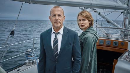 Simon Kessler (Heino Ferch) und Silke Broder (Anja Kling) fahren zusammen mit dem Boot raus.