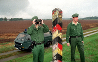 Auf Patrouille. Beamte des Bundesgrenzschutzes überwachen 1996 das Ufergebiet der Neiße zwischen Ratzdorf und Coschen im Landkreis Oderspree.