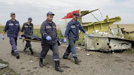 Nach dem Abschuss des Passagierfluges MH17 in der Ost-Ukraine am 17. Juli 2014 werden die Leichen geborgen. 