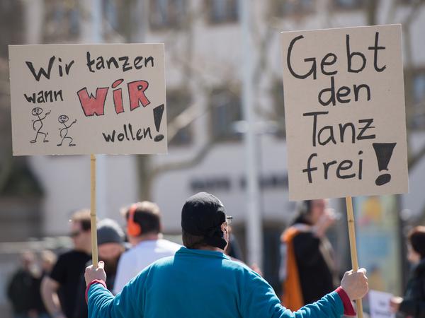 Ein Demonstrant und Anhänger der Piratenpartei protestiert am 03.04.2015 in Stuttgart gegen das Tanzverbot.