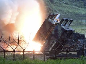 Atacms-Raketen werden abgefeuert.