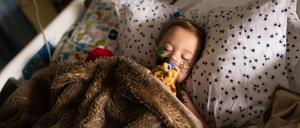 An RSV leidendes Kind in einem Krankenhaus.