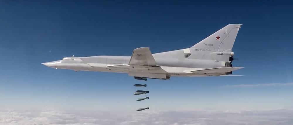 Ein Tu-22M3 Langstreckenbomber, der IS-Gebiete in Syrien attackiert (Archivbild vom 26.11.2017).