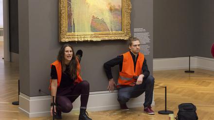 Klimaaktivisten der Klimaschutz-Protestgruppe «Letzte Generation», nachdem sie das Gemälde «Getreideschober» (1890) von Claude Monet im Potsdamer Museum Barberini mit Kartoffelbrei beworfen haben. 