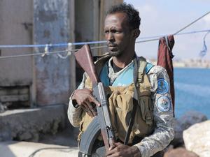 Schwerer Kampf:: Ein Mitglied der Puntland Maritime Police Force, einer Sicherheitsgruppe aus Somalia, die Piraterie, illegale Fischerei und andere illegale Aktivitäten vor der Küste Somalias verhindern will.