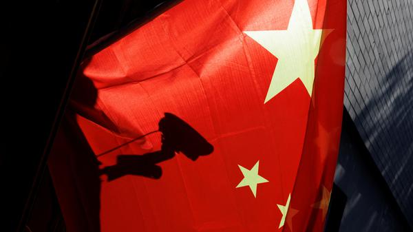 Eine Überwachungskamera hinter einer chinesischen Nationalflagge  Peking.