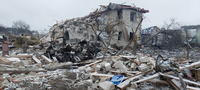 Nach einem russischen Angriff. Ein zerstörtes Gebäude in einer Wohngegend in der Großstadt Schytomyr.