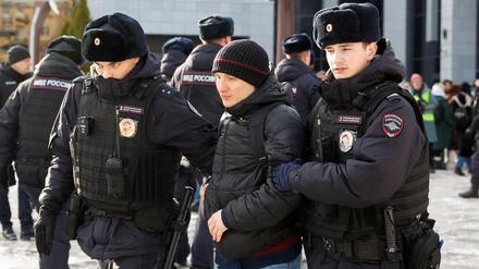 Polizeibeamte führen bei einer Protestaktion russischer Frauen in Moskau eine Person ab.