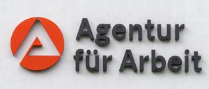 Das Logo der Agentur für Arbeit ist an dem Gebäudekomplex der Behörde zu sehen. 