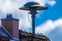 Eine Alarmsirene steht auf einem Hausdach. Eine große Mehrheit der Deutschen hält Sirenen für ein geeignetes Mittel, um Menschen vor Katastrophen zu warnen. Foto: Jens Büttner/dpa-Zentralbild/dpa