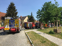 Rettungsfahrzeuge in der Nähe des Einsatzortes in Stahnsdorf.