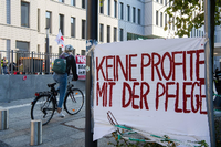 "Keine Profite mit der Pflege": Ein Protestbanner hängt zu Beginn des Pflegestreiks am Donnerstagmorgen vor dem Bettenhaus der Berliner Charité.