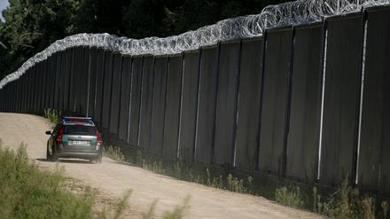 Ein Fahrzeug der polnische Grenzschützer fährt am Grenzzaun auf der polnischen Seite zu Belarus entlang. 