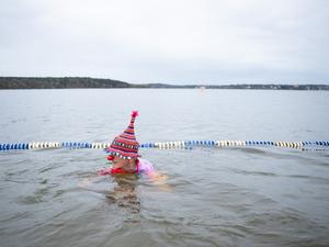 Klaus Dieter schwimmt zum Start der Badesaison im Strandbad Wannsee verkleidet im Wasser. 