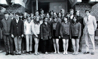 Die spätere Kanzlerin (2. Reihe, Mitte, leicht verdeckt) mit ihren Schulfreunden aus der 10. Klasse der Polytechnischen Oberschule (Archivfoto von 1971).