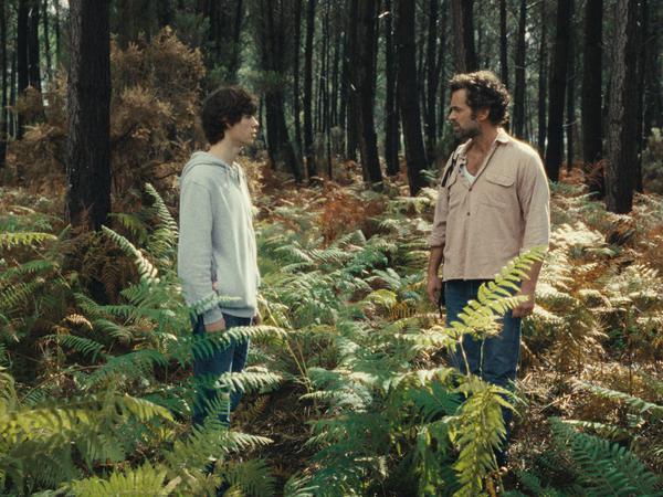 Auf der Pirsch. Émile (Paul Kircher) und seiner Vater (Romain Duris) suchen die Mutter des Jungen.