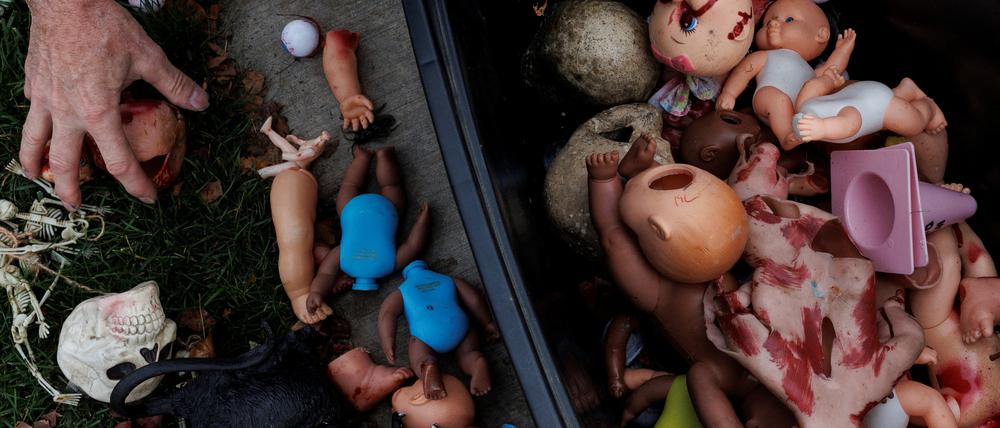 Ein Anti-Abtreibungs-Demonstrant legt Teile von Puppen und andere Requisiten zurück in einen Lagerbehälter, nachdem er vor dem Northland Family Planning in Westland, Michigan, USA, protestiert hat.