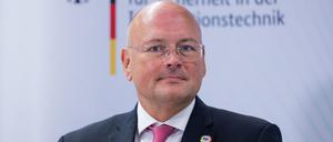 Arne Schönbohm, damals noch Präsident des Bundesamtes für Sicherheit in der Informationstechnik (BSI), bei einer Pressekonferenz teil. 