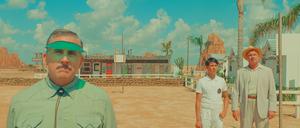 Steve Carell (links) ist der Verwalter der utopischen Wüstenstadt Asteroid City im gleichnamigen Film von Wes Anderson.