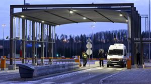 Ein Auto steht an der Grenzstation Nuijamaa zwischen Russland und Finnland. (Archivbild vom 16.11.2023)