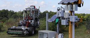 SunBot ist einsatzbereit: Der Mähroboter soll Ressourcen sparen und das Mikroklima verbessern – mit Sonnenenergie. 