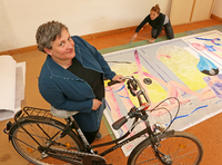 Die Künstlerin Annette Paul begleitet eine rund zweistündige Tour mit dem Rad zu verschiedenen ihrer Babelsberger Künstler-Kollegen.
