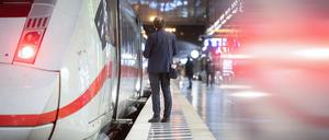 2500 Euro verdienen Zugbegleiter bei der Bahn nach fünf Jahren, sagt die Gewerkschaft EVG.