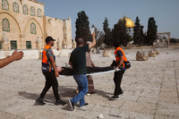 Einen Gebietskonflikt ins Religiöse gehoben: Palästinenser evakuieren einen verwundeten Mann während Zusammenstößen mit israelischen Sicherheitskräften auf dem Gelände der Al-Aksa-Moschee in der Jerusalemer Altstadt.