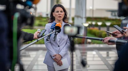 2Annalena Baerbock (Bündnis 90/Die Grünen), Außenministerin, gibt auf dem Flugplatz ein Pressestatement. 