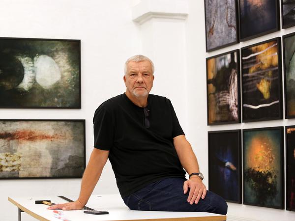 Ludwig Rauch wurde 1960 in Leipzig geboren. An der dortigen Karl-Marx-Universität studierte er Bildjournalismus. Er ist Mitgründer der Kunstzeitschrift „Neue Bildende Kunst“ und seit 2009 Dozent an der Ostkreuzschule für Fotografie in Berlin.