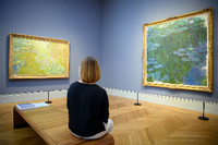 Die Gemälde "Der Seerosenteich" (links, etwa 1918) und "Seerosen" (1914 - 1917) von Claude Monet. 