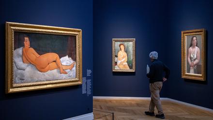 25.04.2024, Brandenburg, Potsdam: Ein Mann geht nach der Pressekonferenz zur Ausstellung «Modigliani. Moderne Blicke» im Museum Barberini an den Bildern (l-r) „Auf der Seite liegender Frauenakt (2017, Öl auf Leinwand) und „Junge Frau im Unterkleid, weiblicher Halbakt“ (1918, Öl auf Leinwand) von Amedeo Modigliani sowie „Sitzende Frau im Hemd“ (1921, Öl auf Leinwand) von Pablo Picasso vorbei. 
