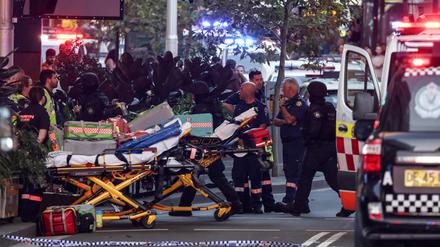 Rettungskräfte kümmern sich um die Verletzten nach einem Messerangriff im Einkaufszentrum Westfield Bondi Junction in Sydney.