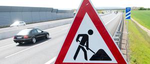 Ein Schild weist an der Autobahn A7 bei Bockenem (Niedersachsen) auf eine Baustelle hin.