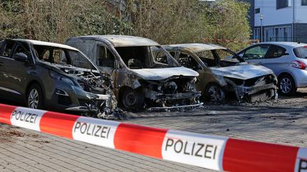 Autobrand in Potsdam. In der Nacht zum Freitag wurden mehrere PKW unter anderem in der Forststraße in Potsdam angezündet.