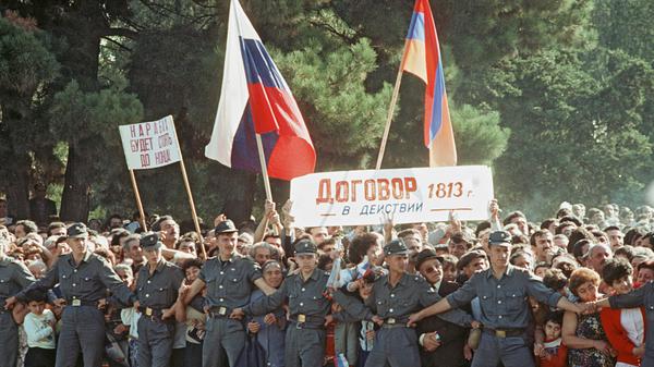 Die Einwohner von Stepanakert, zu Sowjetzeiten Hauptstadt von Berg-Karabach, begrüßen den russischen Präsidenten Boris Jelzin und den kasachischen Präsidenten Nursultan Nasabajew, am 21. September 1991.