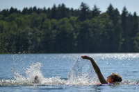 Eine Frau schwimmt im Trepliner See.