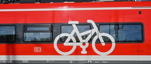 Brandenburg, Cottbus: Ein Symbol in Form eines Fahrrades auf einem Zug der Deutschen Bahn. (Symbolbild)