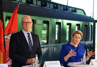 Franziska Giffey (r, SPD), Regierende Bürgermeisterin von Berlin, und Dietmar Woidke (SPD), Ministerpräsident von Brandenburg wollen noch mehr Bahnstrecken in der Region ausbauen.