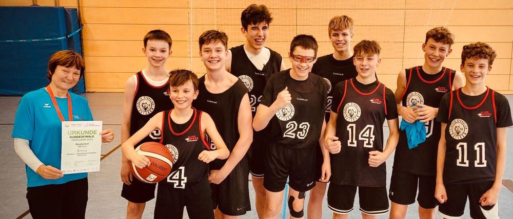 Die Basketballmannschaft WK III des Einstein-Gymnasiums Potsdam.