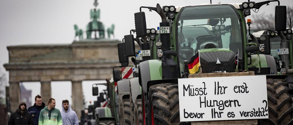 Bauern protestieren gegen die Politik der Bundesregierung vor dem Brandenburger Tor in Berlin am 18. Dezember 2023. 