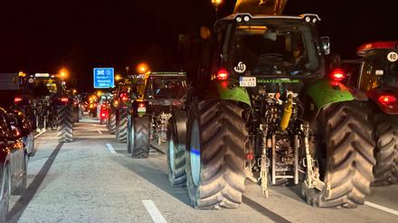 22.12.2023, Rheinland-Pfalz, Bendorf: Landwirte fahren mit ihren Traktoren in Kolonnen auf der Autobahn A48. Nach Polizeiangaben nehmen mehr als 400 Traktoren aus Rheinland-Pfalz in Koblenz an einem Protestzug teil und sperren zeitweise den Verkehr auf der Autobahnbrücke Bendorf der A48. Die Landwirte protestieren gegen die geplante Streichung von Steuervergünstigungen durch die Bundesregierung. Foto: Thomas Frey/dpa +++ dpa-Bildfunk +++