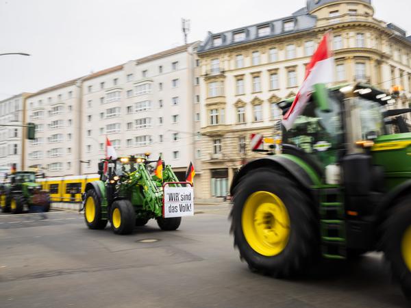 Ein Traktor mit «Wir sind das Volk»-Plakat fährt bei einem Protest mit Traktorkorso des Landesbauernverbands Brandenburg gegen die Erhöhung der Steuer auf Agrardiesel von der Bundesgeschäftsstelle von Bündnis90/DieGrünen zur Bundesgeschäftsstelle der FDP. 