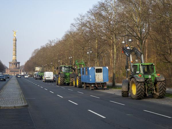 Traktoren stehen auf der Straße des 17. Juni, um Anfang März erneut zu protestieren. 