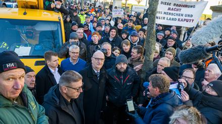 08.01.2024, Brandenburg, Potsdam: Dietmar Woidke (M, SPD), Ministerpräsident von Brandenburg, spricht mit Landwirten, die mit ihren Fahrzeugen vor der Staatskanzlei demonstrieren. 