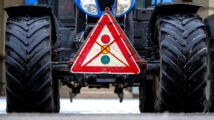 ARCHIV - 08.01.2024, Bayern, München: Ein durchgestrichenes Verkehrsschild mit einer Ampel hängt während einer Demonstration von Landwirten an einem Traktor. (zu dpa: «Fahrzeugkorso von Landwirten mit rund 250 Fahrzeugen») Foto: Lennart Preiss/dpa +++ dpa-Bildfunk +++