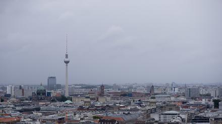 Grauer Himmel liegt über Berlin mit dem Fernsehturm.