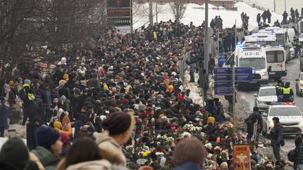 Wenn Trauer bestraft wird: Viele Menschen kamen am 1. März zur Beerdigung von Alexey Nawalny in Moskau, mehr als hundert wurden festgenommen.