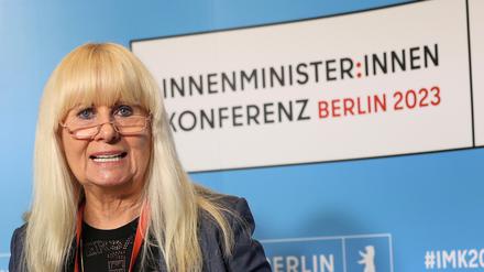 14.06.2023, Berlin: Iris Spranger (SPD), Innensenatorin von Berlin, begrüßt die Teilnehmer der Innenministerkonferenz (IMK). Berlin hat im Jahr 2023 den Vorsitz der IMK. Foto: Jörg Carstensen/dpa +++ dpa-Bildfunk +++
